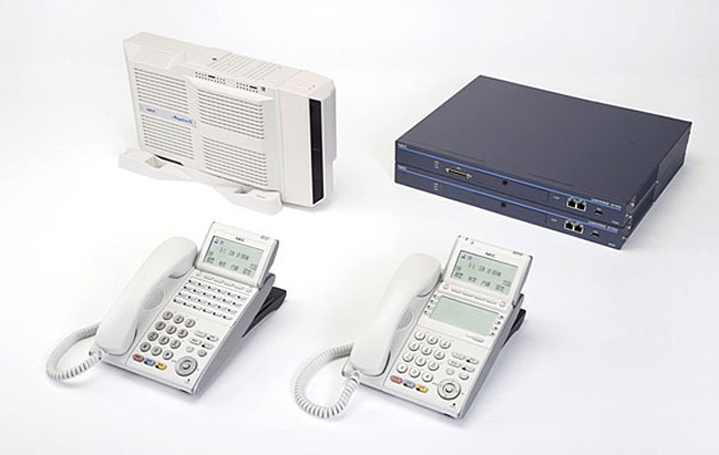 UNIVERGE Digital Phone DT300（左下）　UNIVERGE IP Phone DT700（右下）　UNIVERGE AspireX（左上）