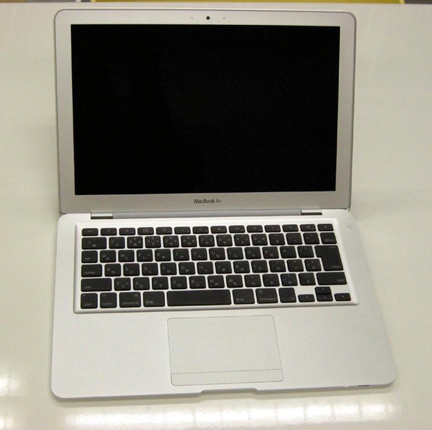 MacBook Airを拝見。その薄さ・軽さ、そして洗練されたデザインに脱帽だ