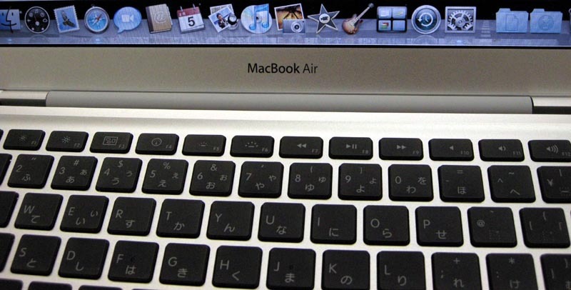 MacBook Airのロゴ。「Air」の文字だけが細いのは薄さのこだわりの表れか