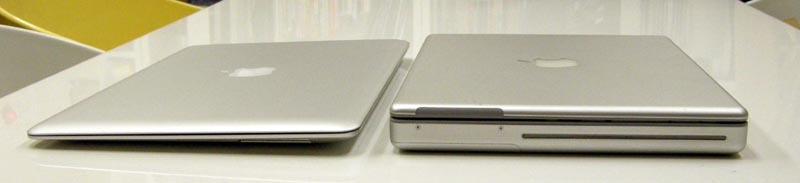 旧アップルノートPC「12.1型PowerBook G4」と並べてみる。薄さ・軽さとも13.3型のMacBook Airが圧倒的勝利。さすが最新モデル