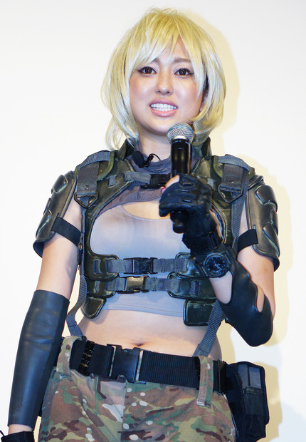 【フォトレポート】菊地亜美がコスプレで動作拡大スーツを操縦！