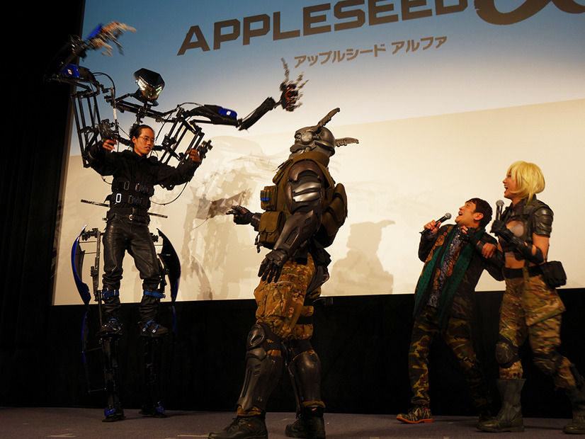 【フォトレポート】菊地亜美がコスプレで動作拡大スーツを操縦！