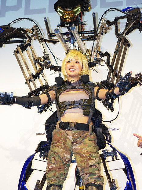 【フォトレポート】菊地亜美がコスプレで動作拡大スーツを操縦！