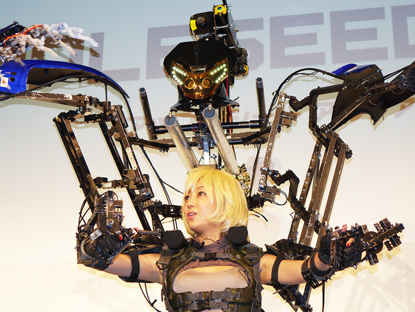【フォトレポート】菊地亜美がコスプレで動作拡大スーツを操縦！