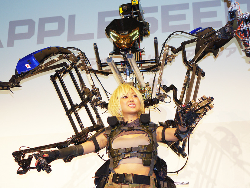 【フォトレポート】菊地亜美がコスプレで動作拡大スーツを操縦！