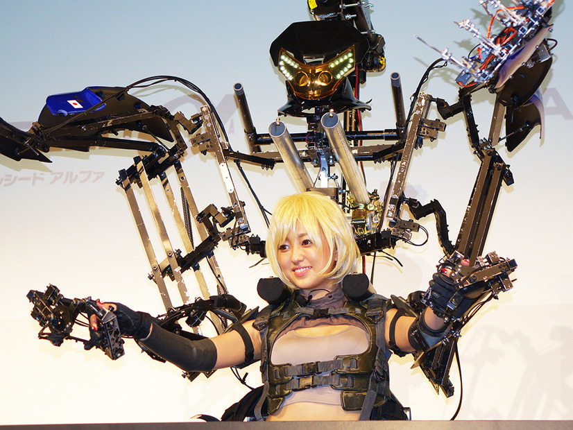 【フォトレポート】菊地亜美がコスプレで動作拡大スーツを操縦！