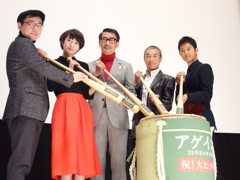 ヒット祈願。バットで鏡開き