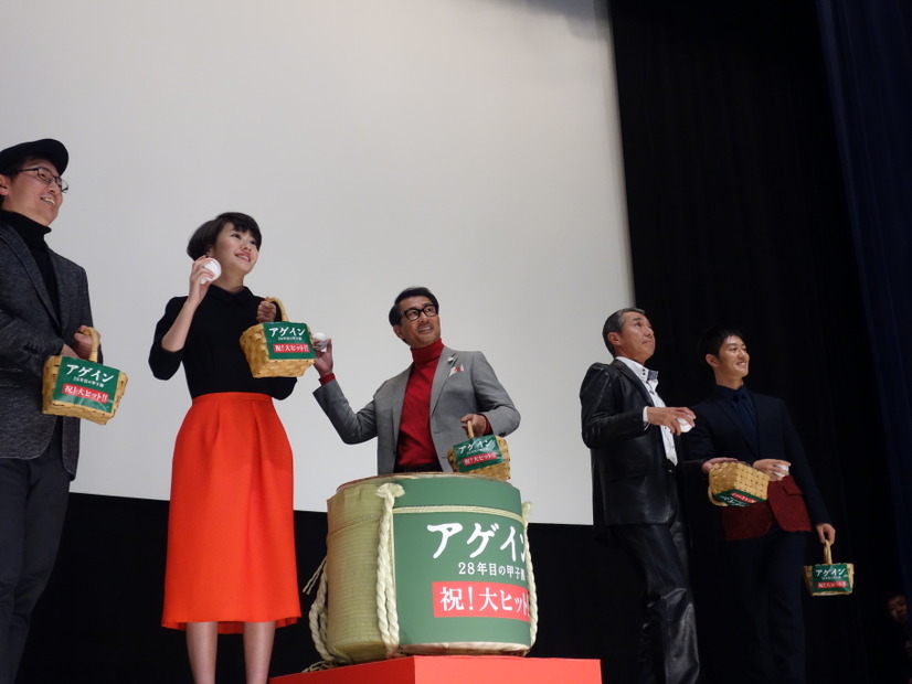 サイン入りボールを投げる会場の観客に投げる登壇者