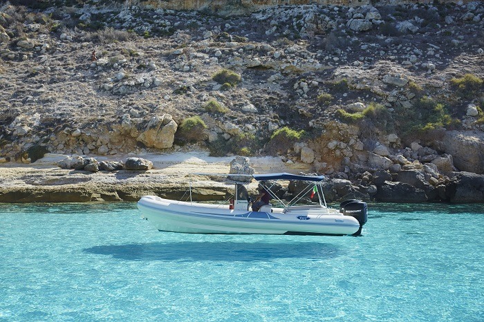 ランペドゥーザ島「空中に浮かぶ船」（イタリア・地中海・ランペドゥーザ島）
