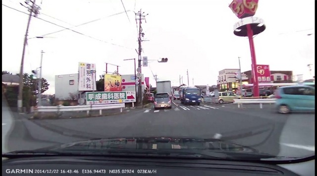 フロントカメラの映像。解像度は十分だ。広角レンズなので画面周辺に歪みがあるが、特に問題とはならないだろう。
