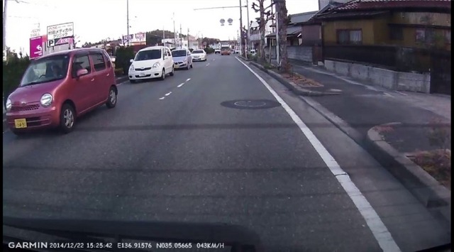 リヤカメラの映像。ウインドウの電熱線が写り込んでしまうのが少し残念。