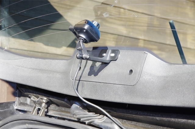 ＜GDR-14＞リヤカメラのマウント部を車内側から見るとこのようになっている。ハッチバック車ではケーブルの取り回しが少し面倒になる。