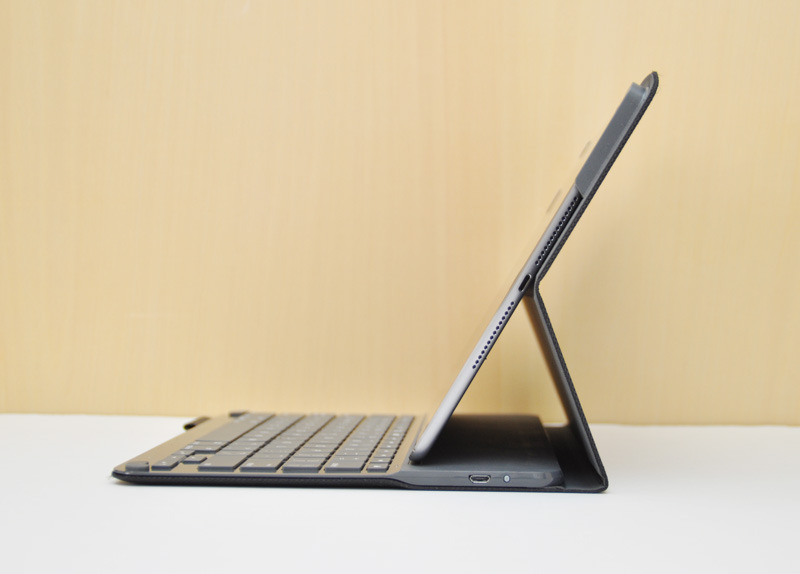 フラップがiPadを支えるのでしっかりと安定する