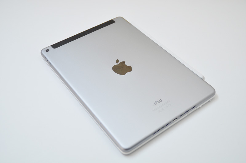 iPadの裏面が露出する格好