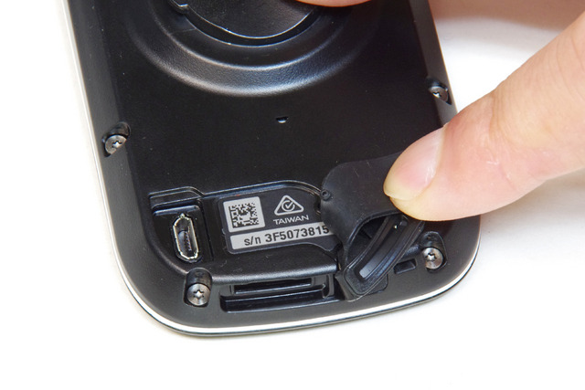 ゴムの蓋の下にはUSBの端子とMicroSDカードスロットがある。USB端子はようやく、もっとも小さなMicroB型となった。