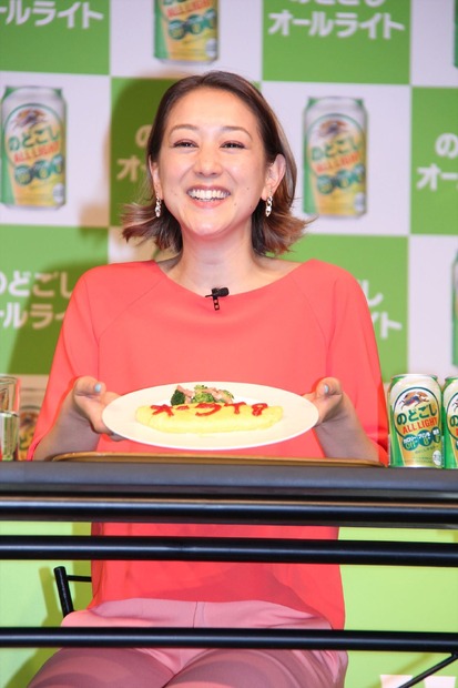 ケチャップで「オーライ！」と書かれた布施社長のオムレツ