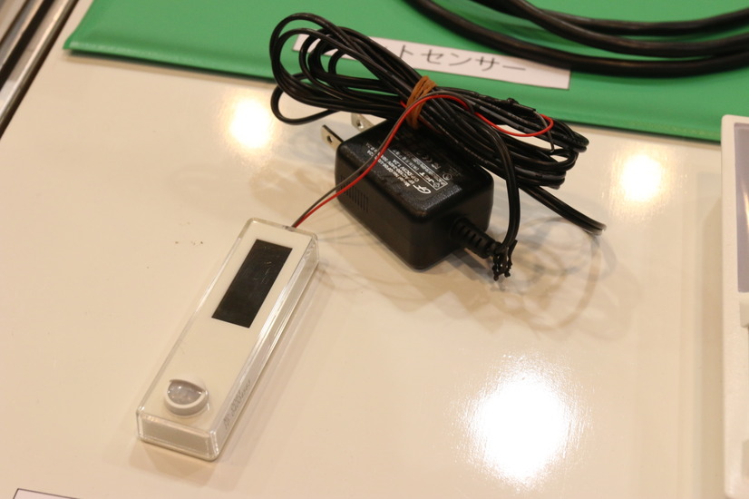センサーは電池交換及び配線不要のソーラーセル。必要に応じてAC電源に繋いで使用も可能だ《撮影：編集部》