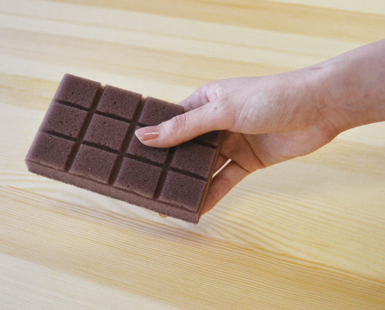 「チョコレート型キッチンスポンジ」手に持って