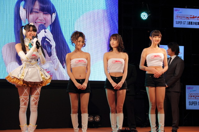 レーシングミクサポーターズ2015（左から荒井つかささん、山村ケレールさん、水谷望愛さん、熊江琉唯さん）