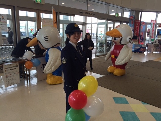 ともすれば販売キャンペーンとも捉えられかねないところ、県警やご当地キャラの応援で、安心感を増した
