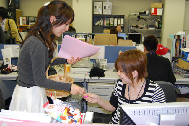 男性だけでなく、女性にもチョコをプレゼント