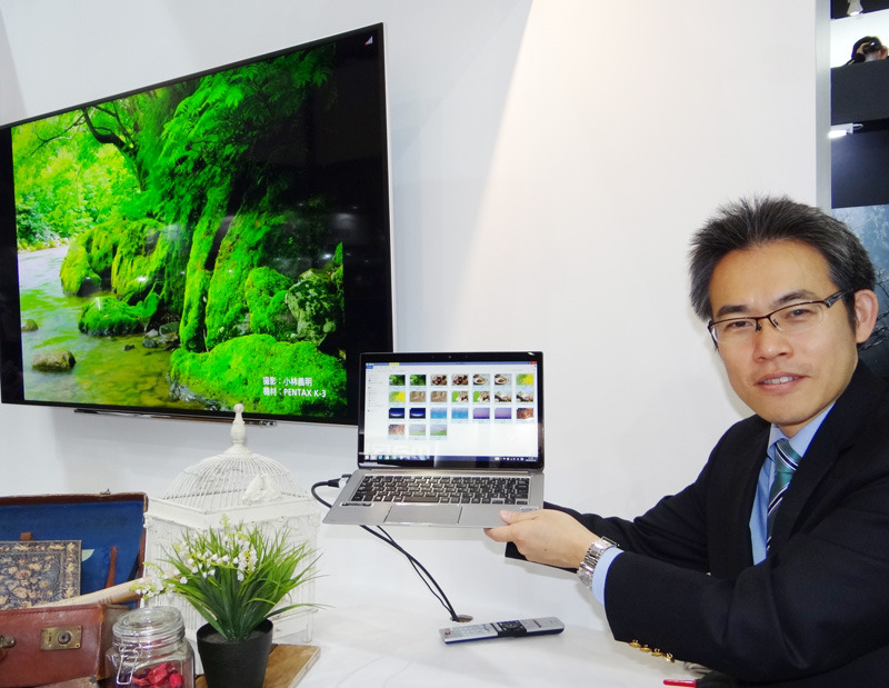 東芝のdynabook KIRAシリーズを担当する杉野氏。バックに写っているのが東芝の4K対応液晶テレビ・レグザ「Z10X」シリーズ