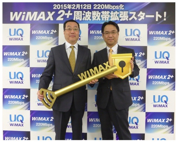 周波数帯拡張の記念写真（左：野坂章雄社長、右：要海敏和技術部門長）