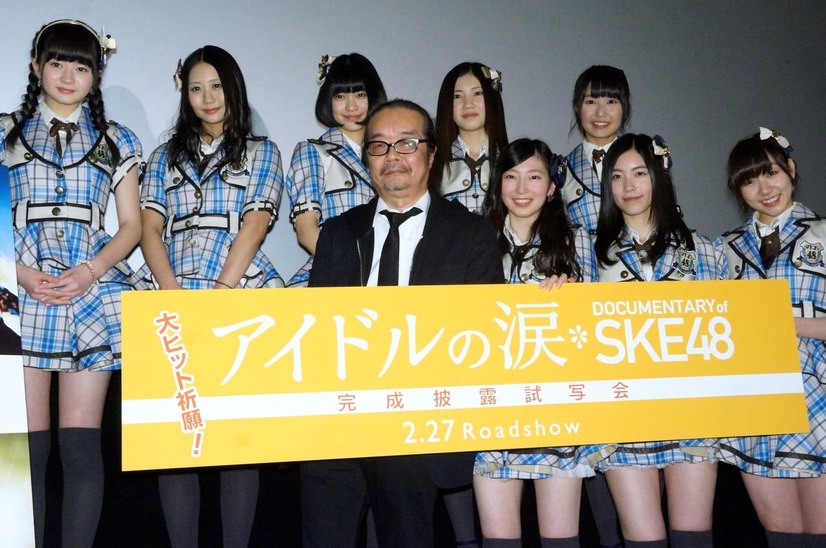 ステージ下段から、監督の石原真氏、SKE48のメンバー、大矢真那、松井珠理奈、須田亜香里、上段：江籠裕奈、古畑奈和、東李苑、北川綾巴、惣田紗莉渚が登壇