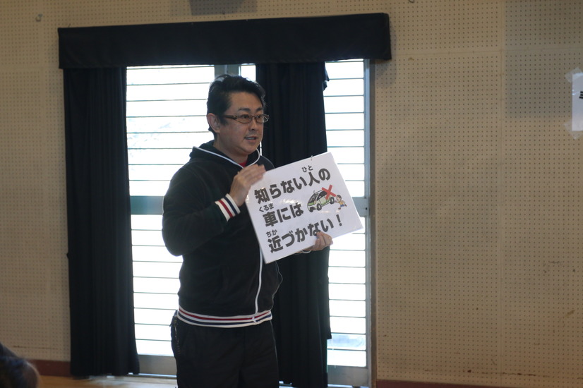 運動の合間には防犯に関する基礎知識を「防犯先生」がレクチャー《撮影：編集部》