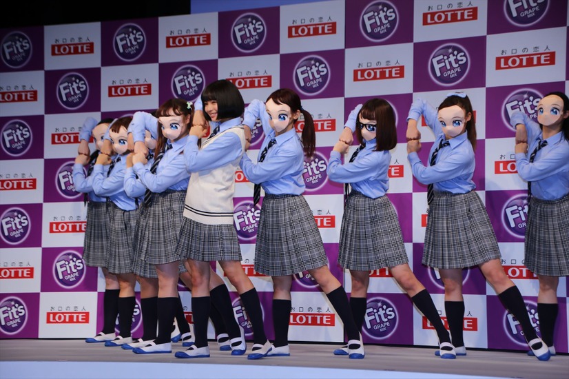 制服姿でダンスを披露した広瀬すず