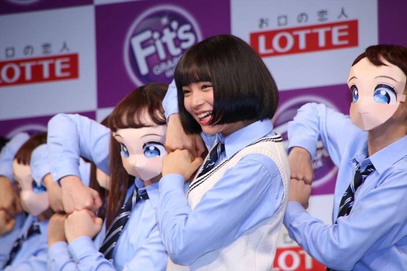 制服姿でダンスを披露した広瀬すず