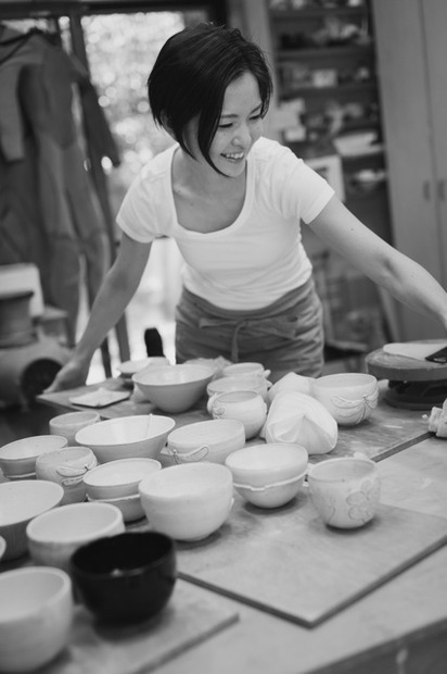 プロダクトデザインを手掛けた陶芸家・岡崎裕子氏　(C)KOSUKE MAE