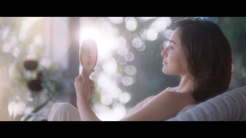 資生堂「マキアージュドラマティックパウダリーUV」 「できちゃったファンデ」篇での長谷川潤