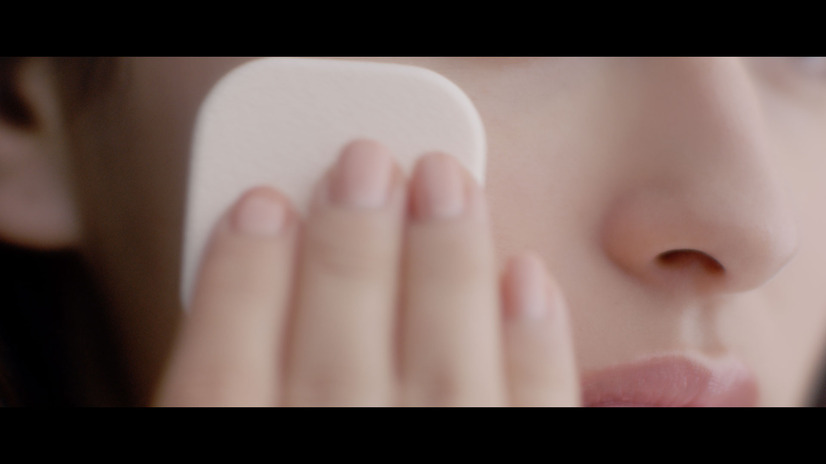 資生堂「マキアージュドラマティックパウダリーUV」 「できちゃったファンデ」篇での長谷川潤