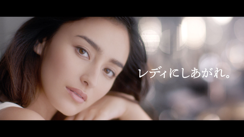 資生堂「マキアージュドラマティックパウダリーUV」 「できちゃったファンデ」篇での長谷川潤