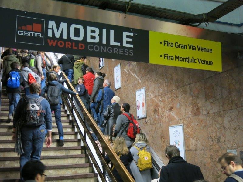 市内の地下鉄駅構内にMWC2015に関する看板が掲出されている