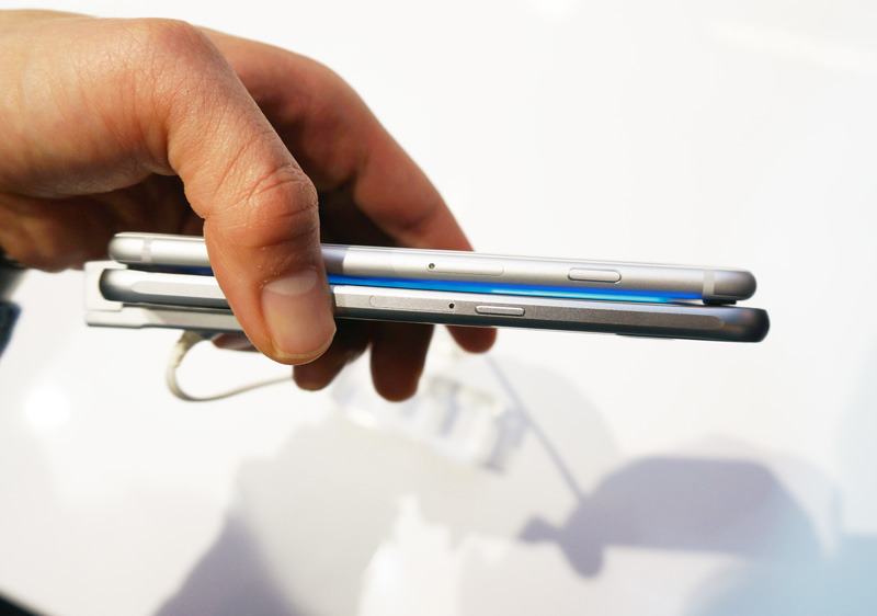 iPhone 6（写真上）との比較イメージ