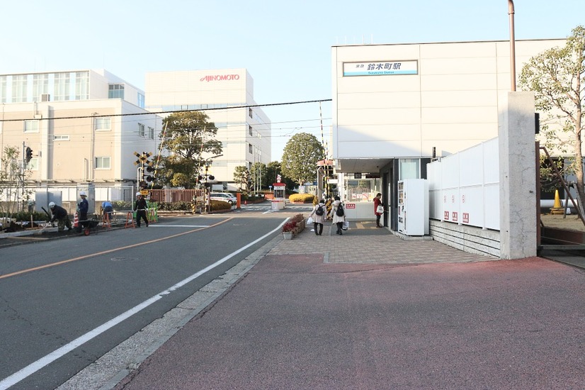 事件現場の最寄り駅である京浜急行大師線・鈴木町駅。閑静な住宅街というイメージを持った《撮影：編集部》