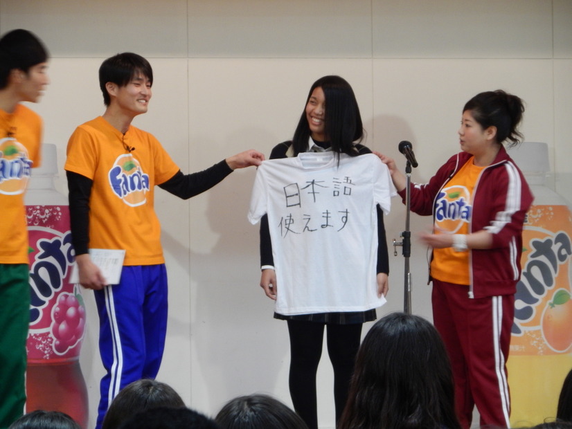 馬場園作「日本語使えます」Tシャツ。