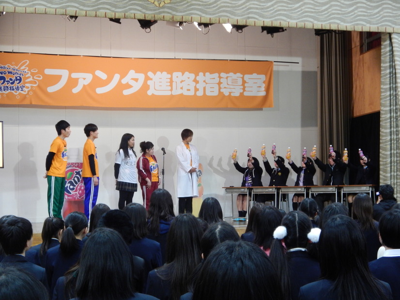 5人の高校生審査員。