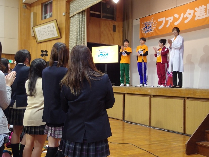 「芸人先生」の4人。
