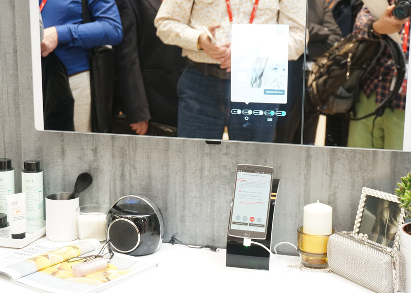 化粧鏡の中にスマート端末を内蔵する「Magic Mirror」の試作モデル