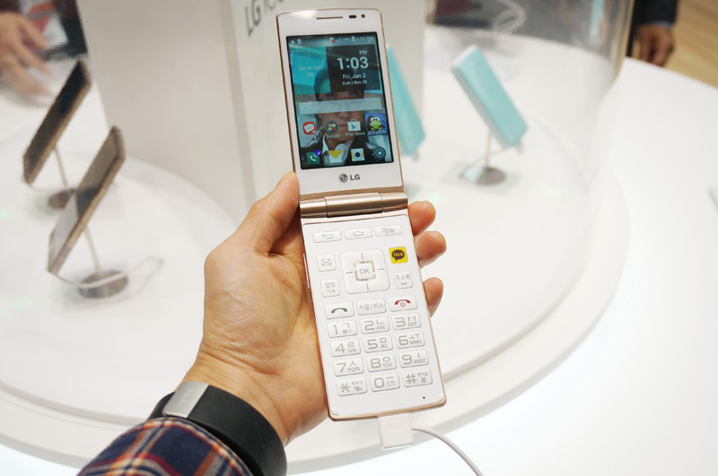 LGが韓国で展開する“ガラホ”端末「Wine Smart」