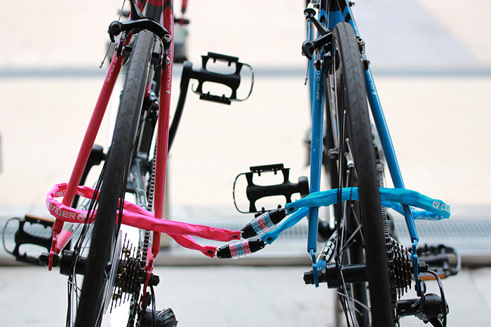 連結し120cmのチェーンとしても使用できるため自転車を2台まとめて施錠できる。施錠されていることが分かりやすい、目立つカラーリングが特徴（画像はプレスリリースより）