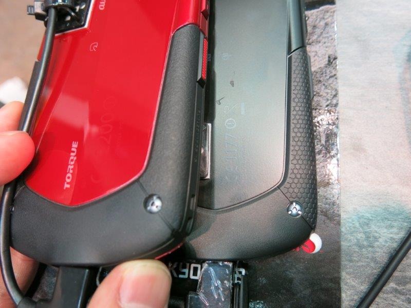 「TORQUE G01」（左）とは違い、「KC-S701」の本体にはすべり止めの加工が