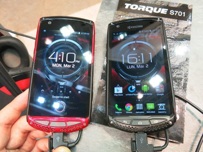 「TORQUE G01」（左）と「KC-S701」