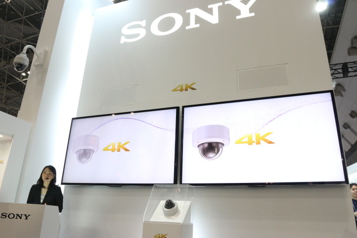 ソニーブースのステージでの4K対応ネットワークカメラのプレゼンテーション