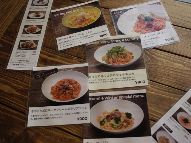 【CAFE Marcus】「豚バラと春キャベツのパスタ」（800円）や「たっぷりルッコラのブッタネスカ」（900円）など季節のイチオシメニューも用意