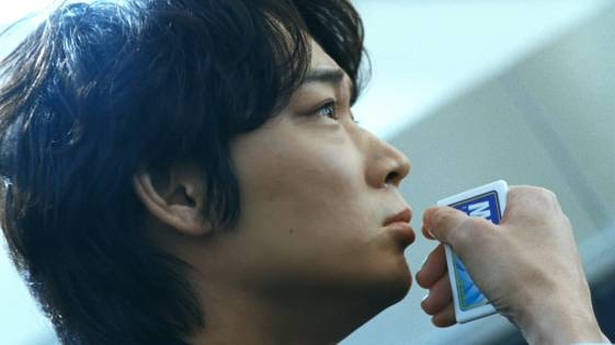 ミンティアの新CMに出演する綾野剛