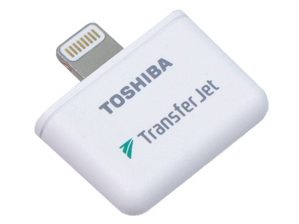 Lightning端子を装備し、iPhoneやiPadに挿せばTransferJetに対応する